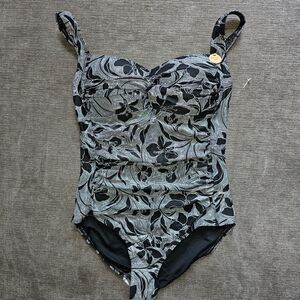 Nip Tuck topography Joanne Twist Front Tummy Control One Piece Swimsuit size 6